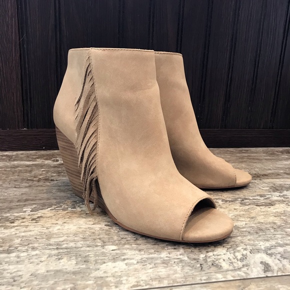 ARIAT UNBRIDLED BOOTIES! - Picture 3 of 5